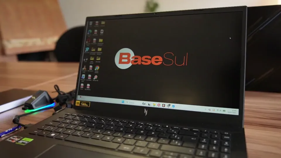 Notebook com a identidade da Base Sul sobre uma mesa do escritório